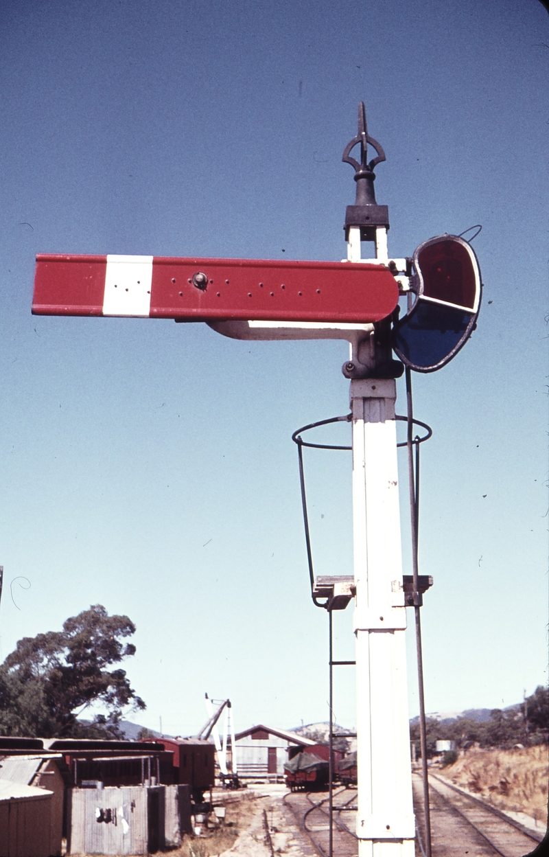 105535: Tallangatta Signal at down end of platform