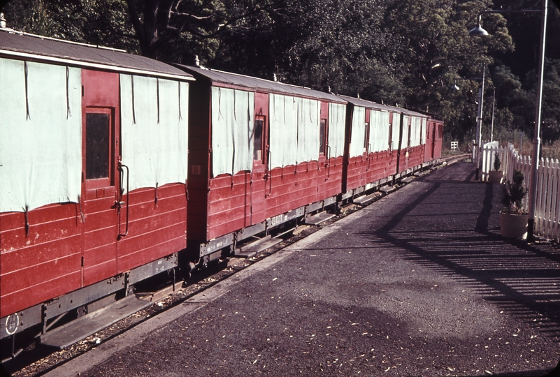 105563: Belgrave NBH cars in platform
