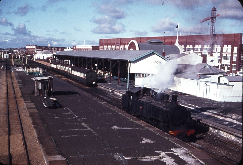 106371: Fremantle Dm 586 running round Suburban Train