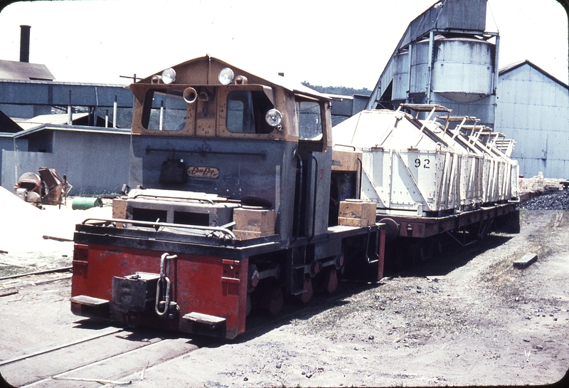 108200: Sarina Plane Creek Mill 3 Comeng FA1036-1960 shunting 3 6 gauge bulk sugar wagons