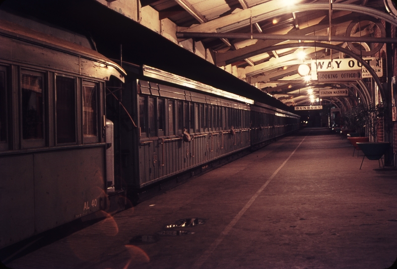 109197: Bunbury Vintage Trains Cars at Platform