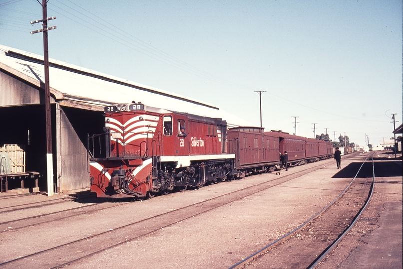 110057: Railwaytown Down Broken Hill Express 28 after detaching 29 and goods loading