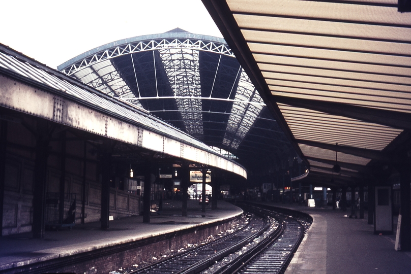 110877: BR London Victoria Station
