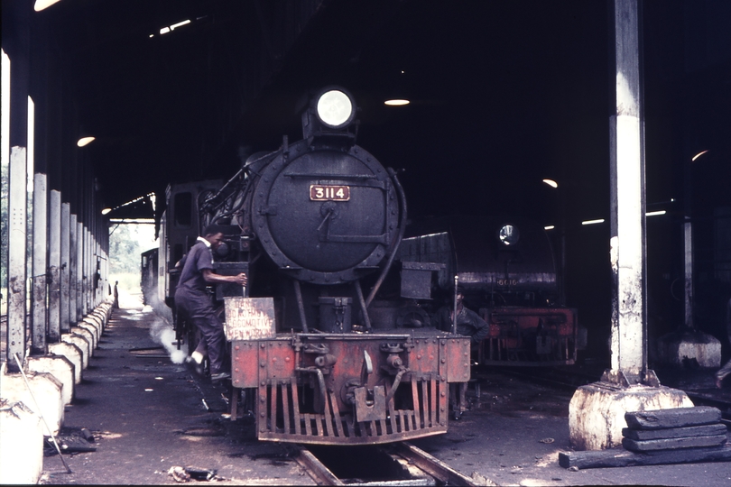 111518: Kampala Uganda Locomotive Depot 3114 Banyala