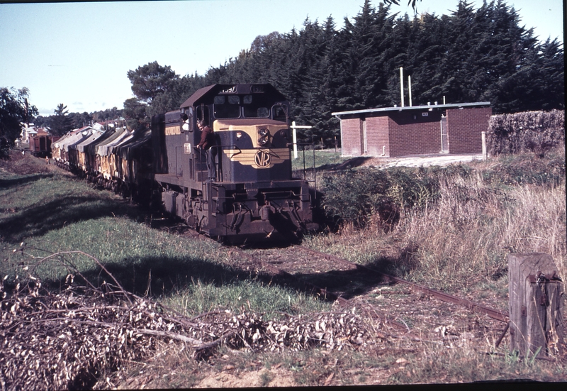 112930: Mirboo North T 397 shunting at End of Track