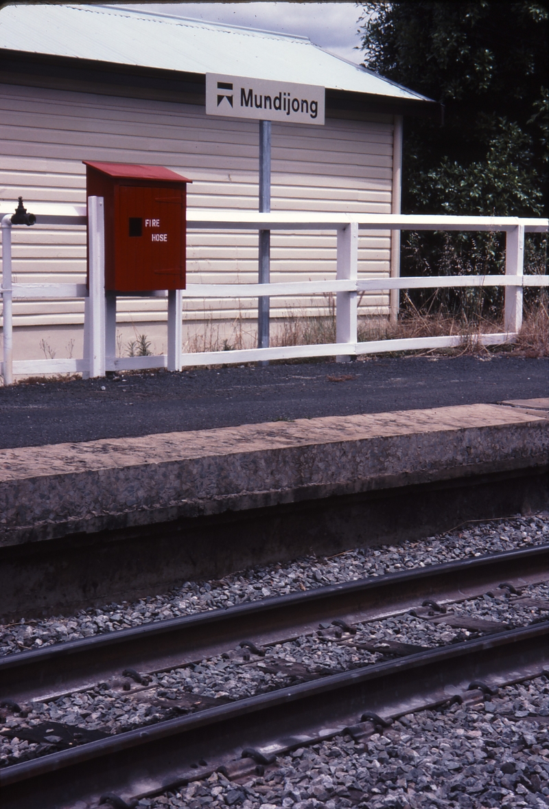 115109: Mundijong 66 Kg-m rails ex MNM at Platform