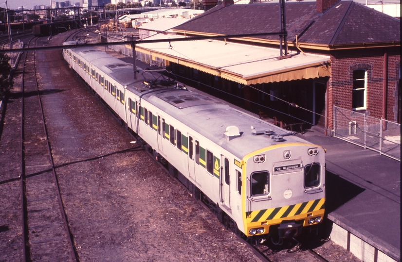 115252: Port Melbourne Up Suburban 4-car Rebuilt Harris 902 M trailing