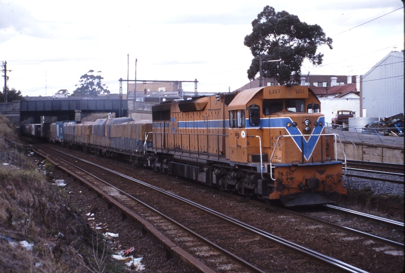 115371: Middle Footscray up side Down Freight L 257