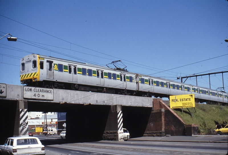 115524: Port Melbourne Line Clarendon Street Bridge Up Suburban 4-car Rebuilt Harris 905 M 3505 T nearest