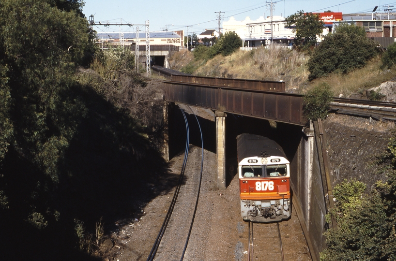 116282: Footscray 8616 Up Melbourne Express 8176