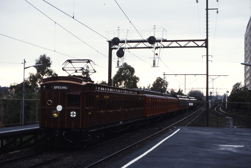 116660: Glenferrie Down Austeam 88 Special Tait and Swing Door 107 M trailing