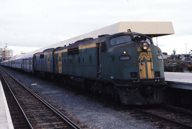 116980: Adelaide Rail Passenger Terminal Westbound Trans Australian Express GM 16 GM 19