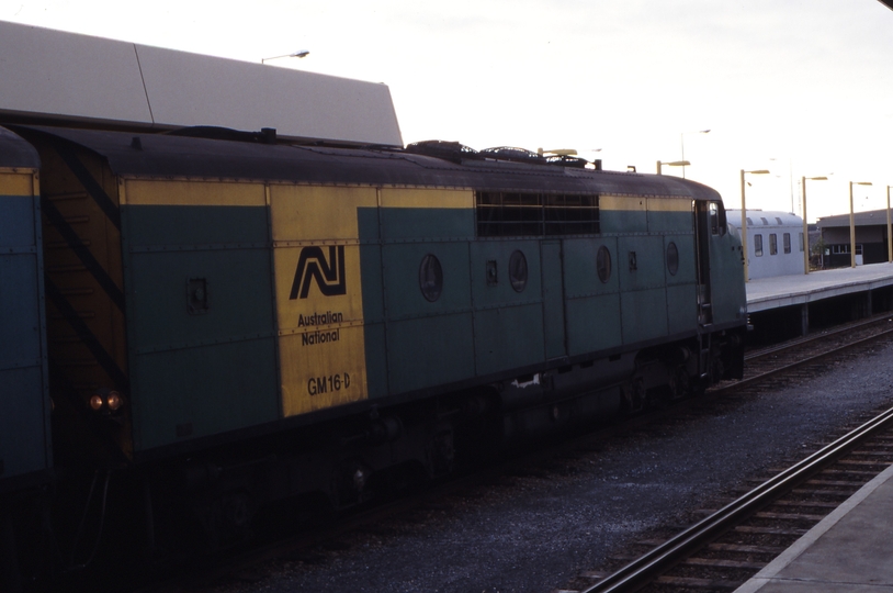 116982: Adelaide Rail Passenger Terminal Westbound Trans Australian Express GM 16 GM 19