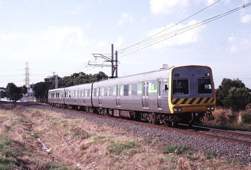 118796: Upfield Line km 16 Camp Road Level Crossing Down Suburban 3-car Comeng 569 M leading