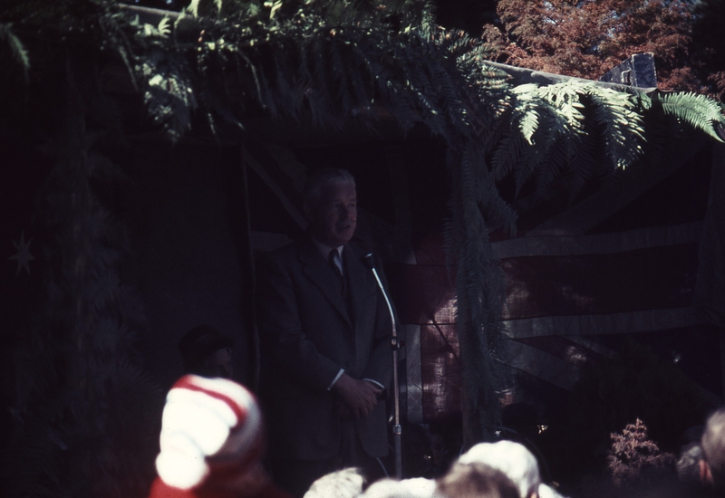119929: Emerald Victorian Governor Sir Rohan Delacombe Speaking at Opening Photo John Langford