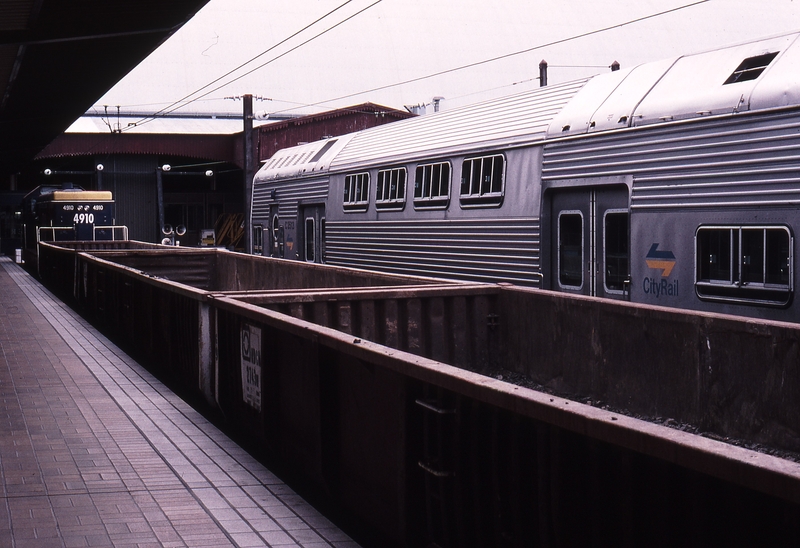 121771: Sydney Central Platform 3 4910 up end Muck Train