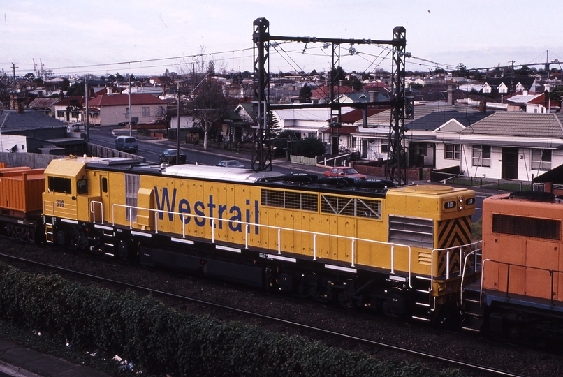 122495: West Footscray Junction Q 319 in tow on 9822 Adelaide Steel Train