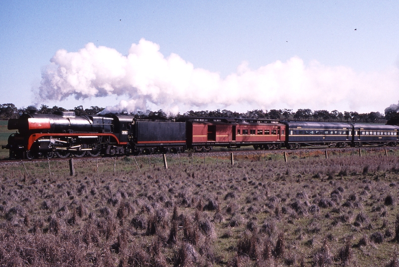 122573: Teddywaddy - Charlton km 321 8192 Up Steamrail Special R 761