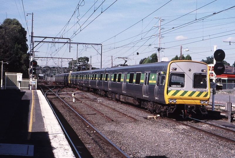 123252: Ringwood Up Suburban from belgrave 6-car Comeng