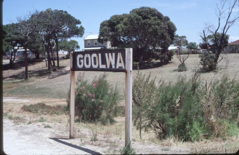 124368: Goolwa station sign