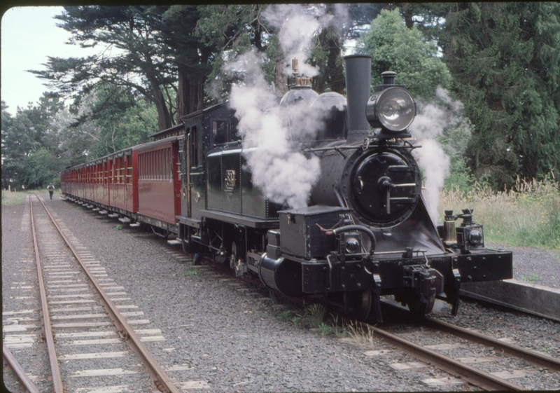 124414: Gembrook (heritage), 8A prior to running round No 11 and No 22 Passenger