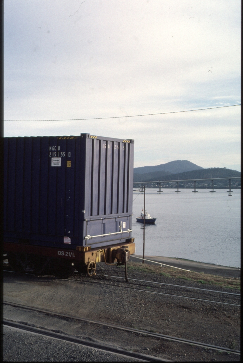 124609: Hobart (Regatta Stand), Q 521 at rear of 35 freight from Burnie shunting