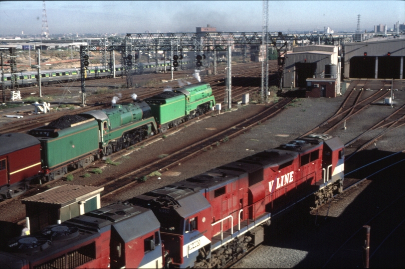 124863: Latrobe Street Bridge Up Empty Cars for NSWRTM Special 3830 3801 trailing In foreground N 460