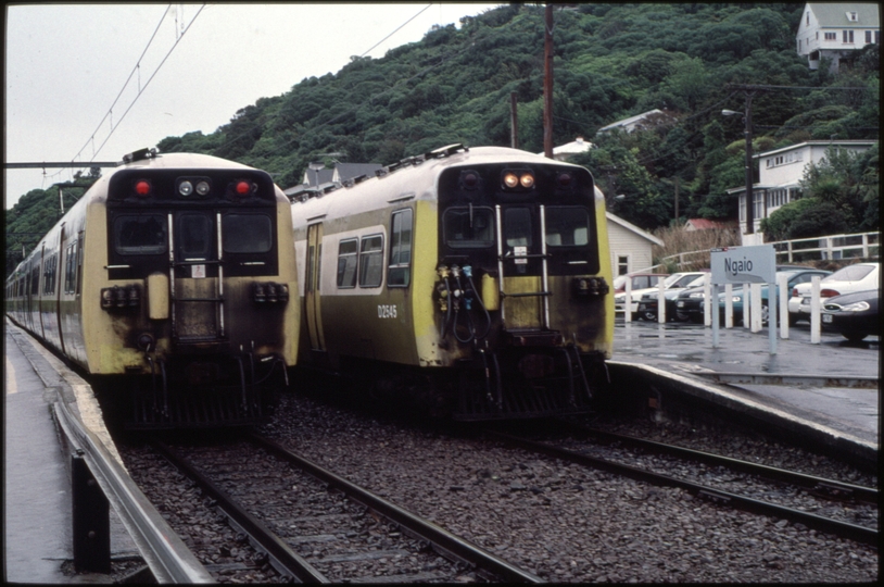 125207: Ngaio 2:32pm Train from Wellington D 2545 leading and 2:30pm train from Johnsonville D 2778 trailing