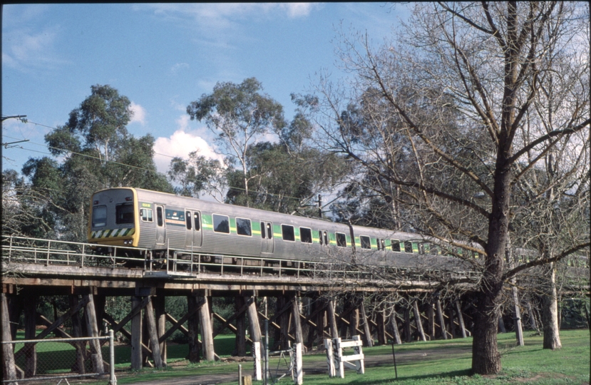 126542: Eltham Trestle Sububan Train to Melbourne 3-car Comeng 654 M trailing