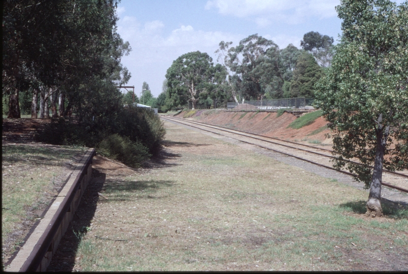 128275: Corowa looking towards end of track from platform