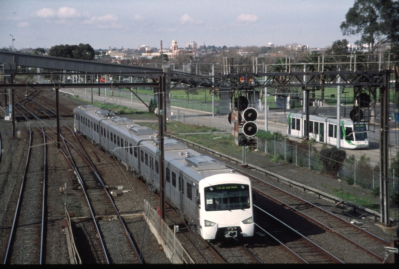 128672: Vodafone Footbridge 735 M leading Up Test Train 3-car Siemens