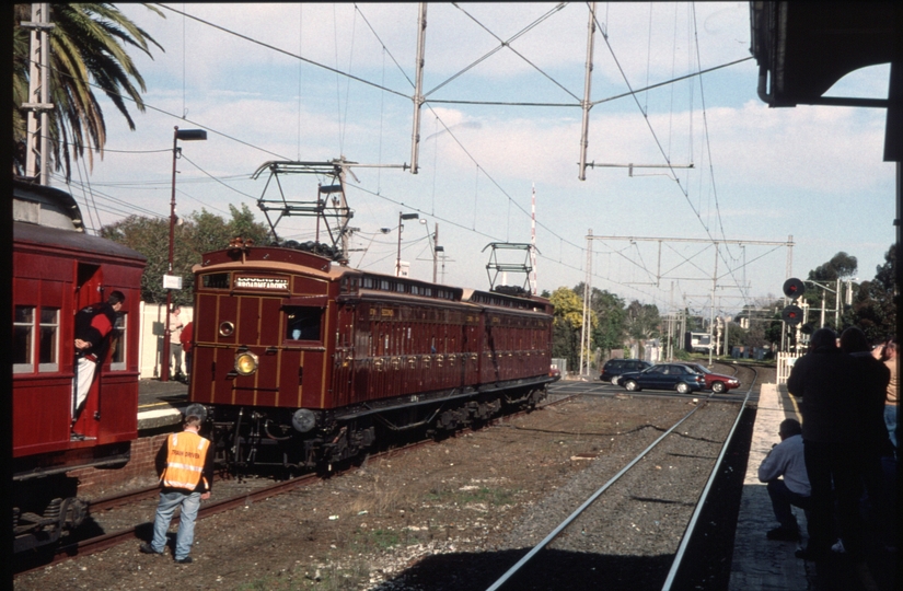 128692: Essendon 137 M 107 M backing down for 7012 Up Elecrail E Train
