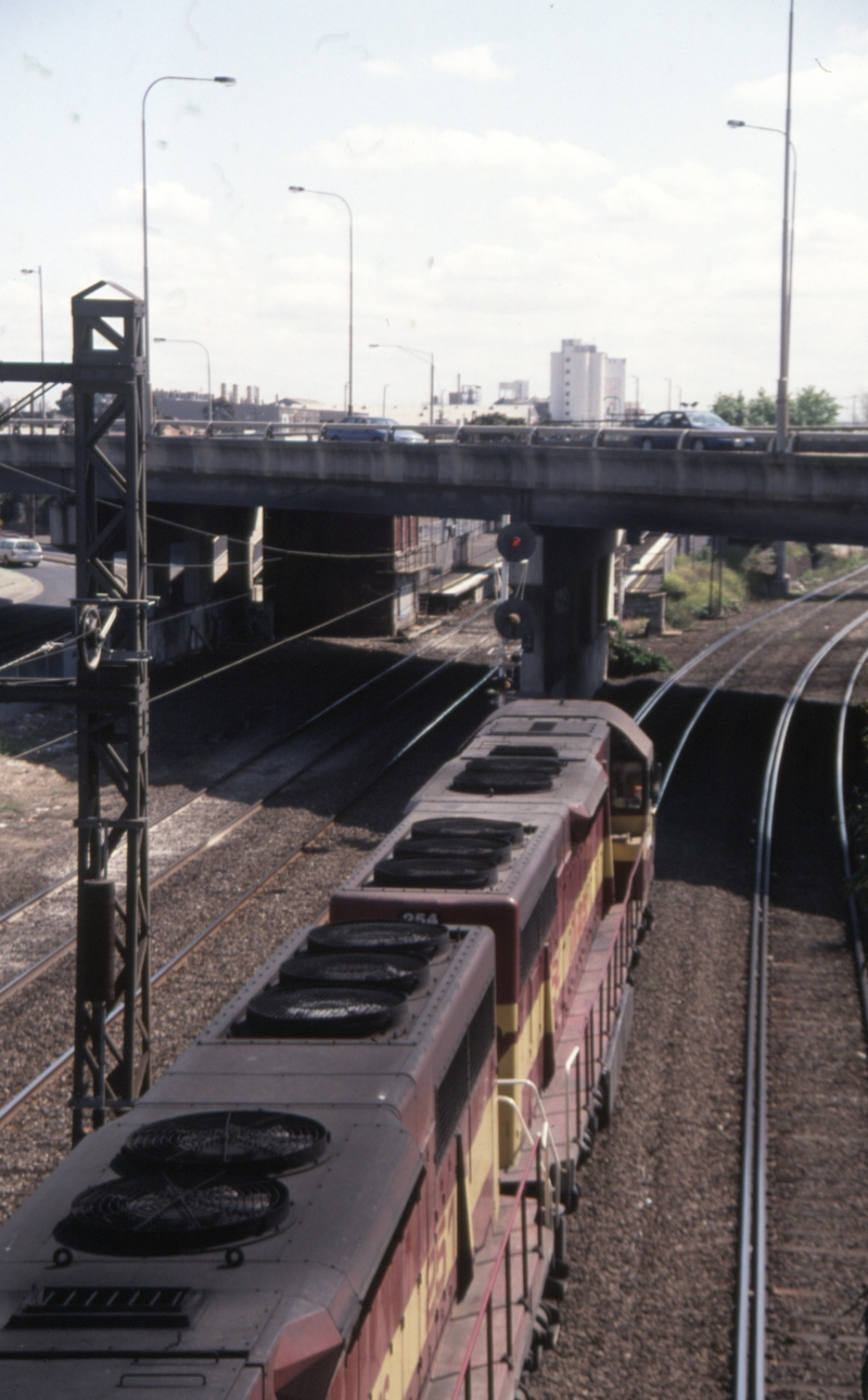 130030: West Footscray Junction Down ATN Access Train L 254 L251 (EL 55),