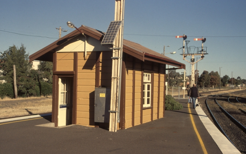 131110: Werris Creek Relay hut and signals at Sydney end of platforms