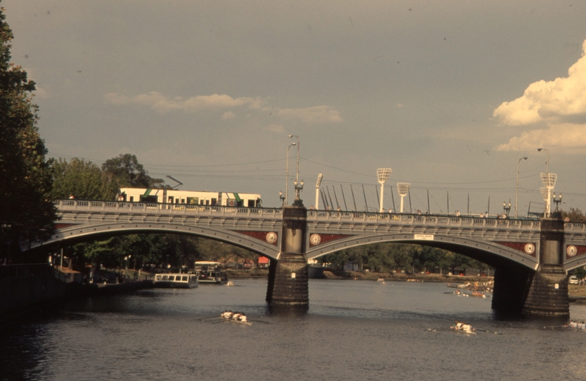 131999: Prince's Bridge viewed from downstream side D1 Class tram