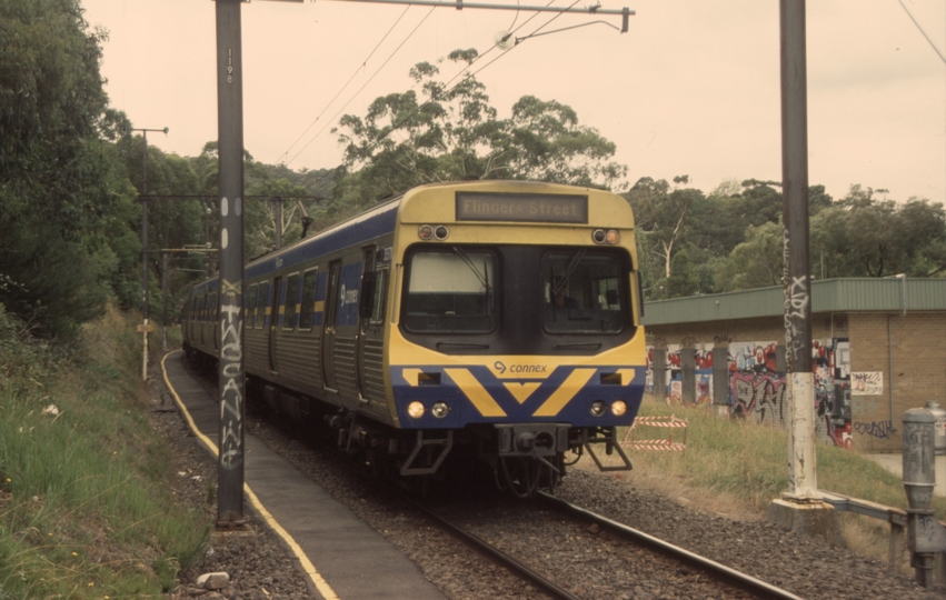 132665: Upper Ferntree Gully (down side), km 38 Suburban Train from Belgrave 6-car Connex (ex MTrain), Comeng 357 M leading