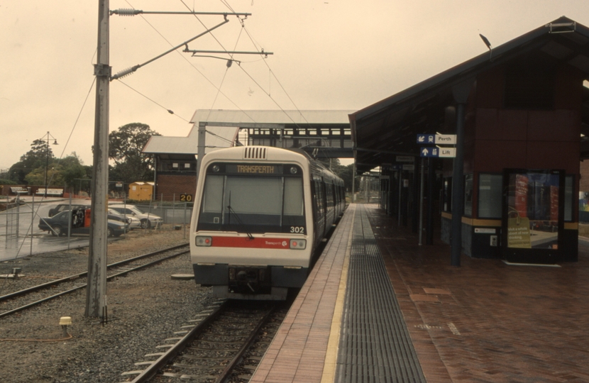 133027: Armadale Suburban from Perth 'A' Set 302 leading