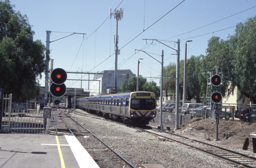 133338: Clifton Hill Suburban to Melbourne 6-car Connex (ex MTrain), Comeng 370 M leading