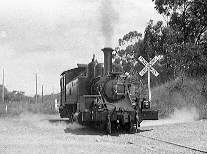 133410: Upper Ferntree Gully Hilltop Road Level Crossing Down Light Engine 7A