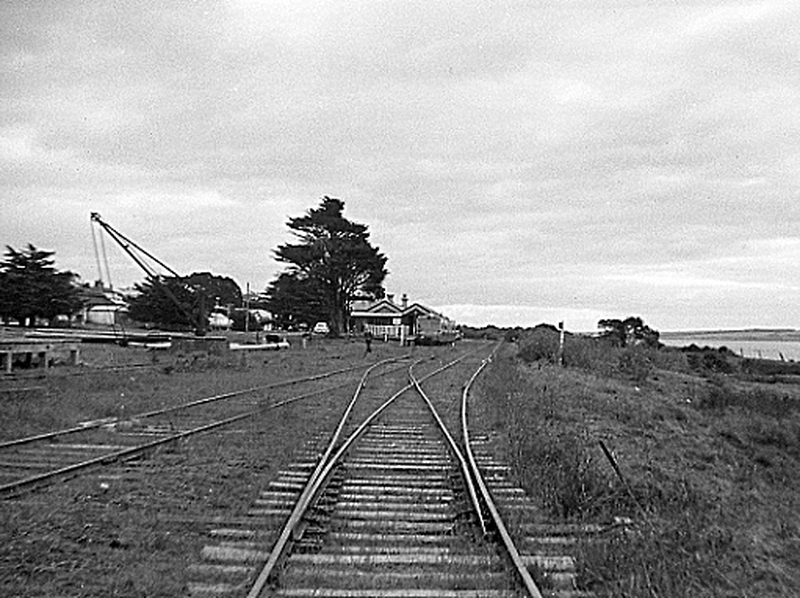 133467: Queenscliff looking towards Geelong MHSRC Special at platform