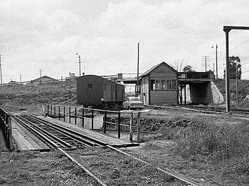 133554: Moe Turntable and signal box at down end