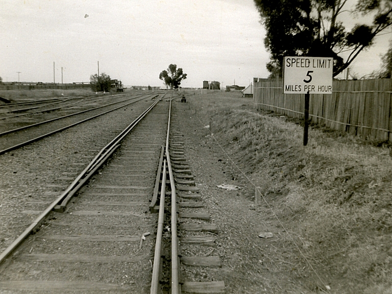 133631: Oaklands Change of common rail device in Platform Road just North of Platform looking towards Sydney