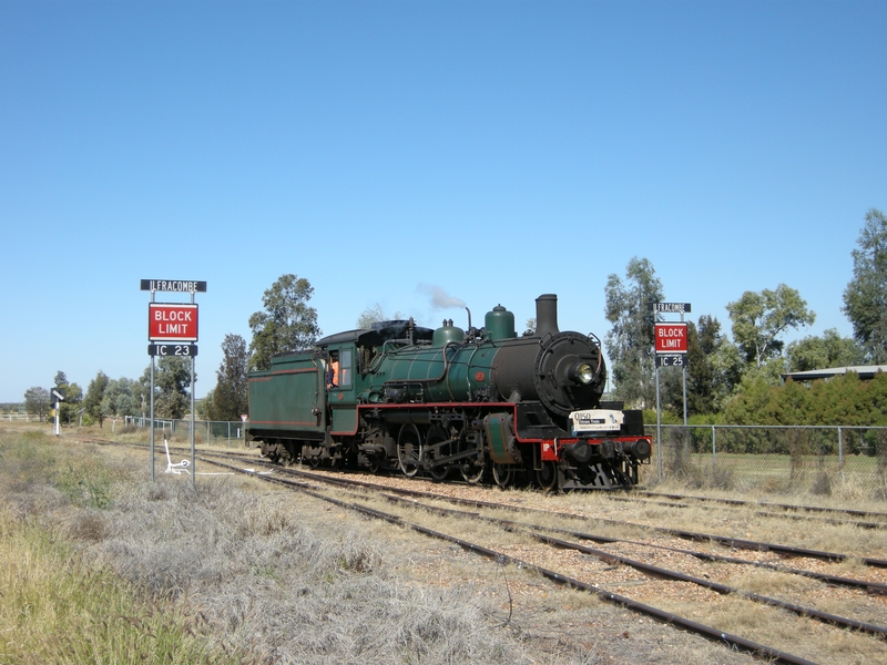 135123: Ilfracombe BB18 1079 running round Queensland 150th Anniversary Special