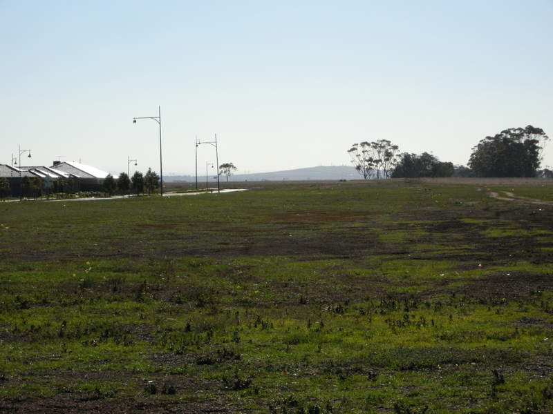 135416: Wyndham Vale Station Site looking North from Manor Lakes Boulevard