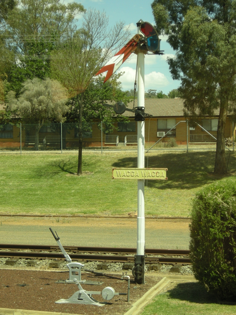 136216: Wagga Wagga Display showing old NSWGR DIstant Signal