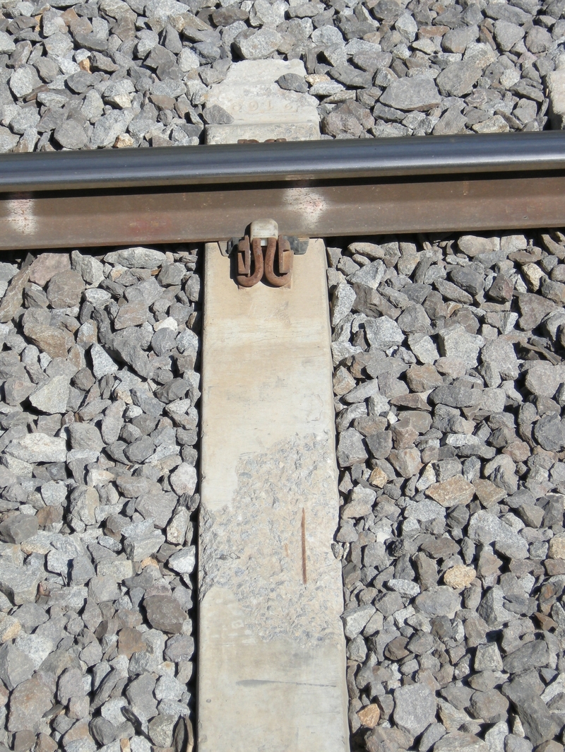 136285: Wangaratta Damaged sleeper in East Line at platform