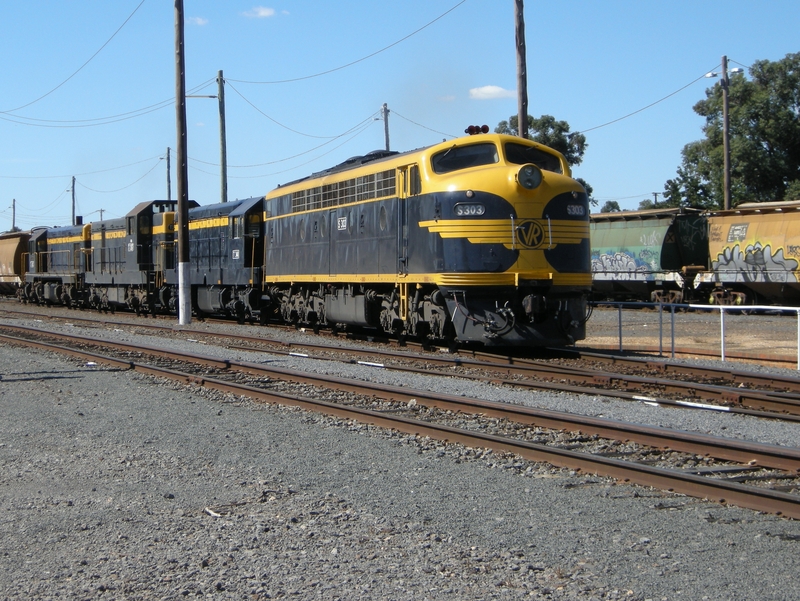 136499: Maryborough shunting Up El Zorro Grain Train S 303 T 341 T 357 T 413