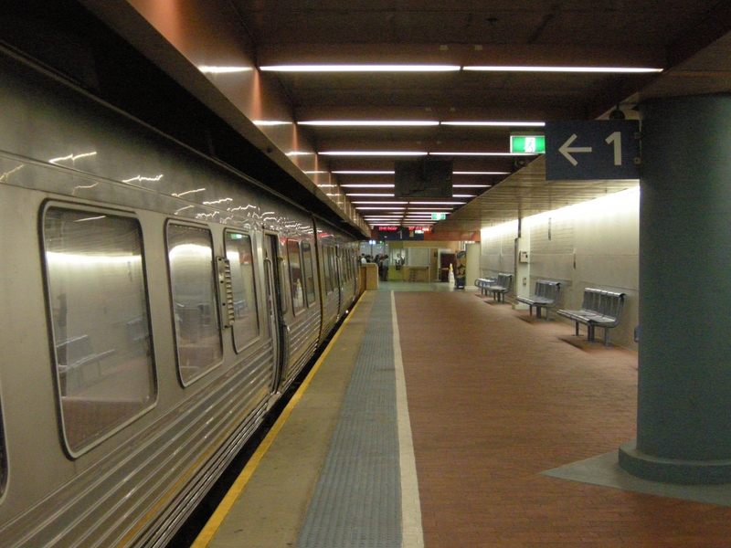 136596: Adelaide Suburban Train to Belair 3122 3121