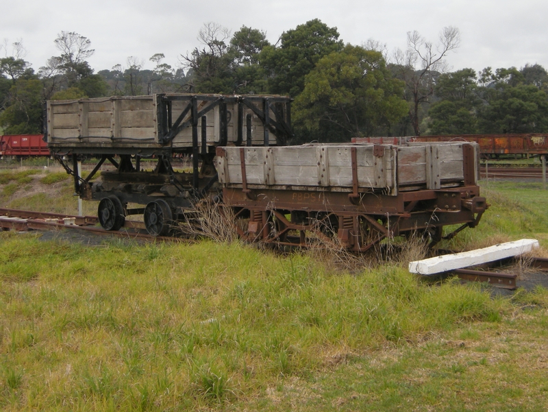136965: Drysdale Industrial wagons near turntable