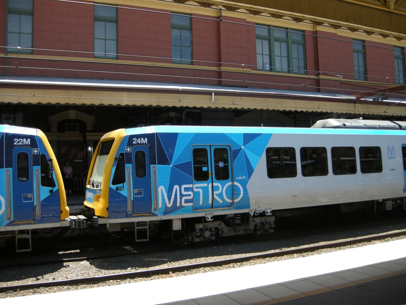 137441: Flinders Street Platform 1 Clifton Hill Group Suburban  22 M 24 M in consist 6-car X'Trapolis